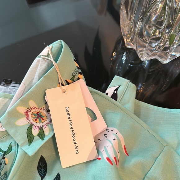 BNWT still on bay oversized floral print 2 piece short set! - Picture 3 of 3